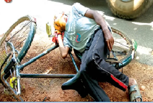 ରାସ୍ତାରେ ଗଡ଼ୁଛନ୍ତି ମଦୁଆ