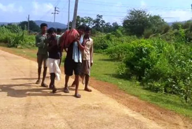 ଦାରିଦ୍ର୍ୟ: ସାପକାମୁଡ଼ାରେ ମରିଥିବା ନାବାଳକର ମୃତଦେହ ୫ କିଲୋମିଟର କାନ୍ଧେଇ ଡାକ୍ତରଖାନାରେ ପହଞ୍ଚିିଲେ ସମ୍ପର୍କୀୟ