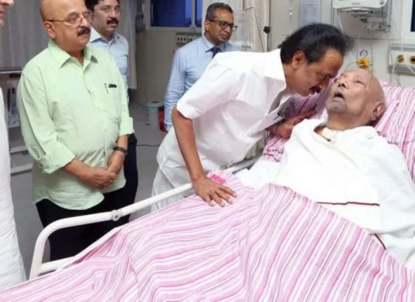 ବିଗୁଡ଼ୁଛି ଡିଏମ୍‌କେ ସୁପ୍ରିମୋ କରୁଣାନିଧିଙ୍କ ସ୍ୱାସ୍ଥ୍ୟାବସ୍ଥା, ହସ୍ପିଟାଲ ବାହାରେ ଭିଡ଼ ଜମାଇଲେ ଶହ ଶହ ସମର୍ଥକ