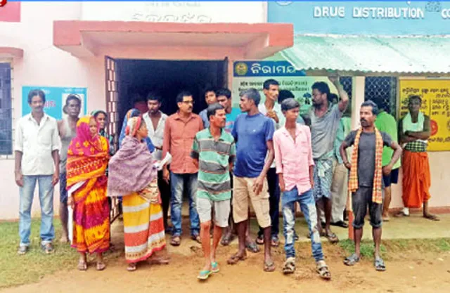 ଡାକ୍ତର ଆସିଲେନି, ଘଣ୍ଟା ଘଣ୍ଟା ବସିଲେ ରୋଗୀ:ଅଫିସରେ ତାଲା ପକାଇଲେ ଲୋକେ