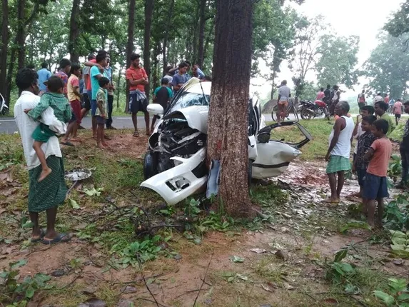 ସତ୍‌ସଙ୍ଗରୁ ଫେରିବା ବେଳେ ଅଘଟଣ ଗଛରେ ପିଟିହେଲା କାର୍‌, ୪ ମୃତ