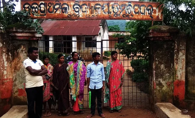 ପିଅନ ଚାକିରି ପାଇଁ ସ୍କୁଲରେ ପୁଣି ତାଲା ପକାଇଲେ ଆଦିବାସୀ ପରିବାର, ଥାନାରେ ଦ୍ୱାରସ୍ତ ହେଲେ ପ୍ରଧାନ ଶିକ୍ଷୟତ୍ରୀ