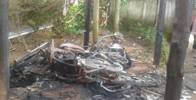 ପ୍ରେମିକ ଘର ଆଗରେ ଯୁବତୀଙ୍କ ଉନ୍ମତ୍ତକାଣ୍ଡ : ୩ ଗାଡ଼ି ପୋଡ଼ି ଦେଲା!