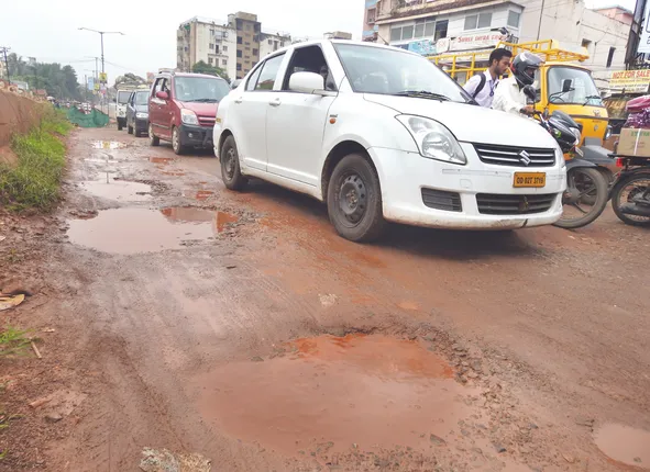 ଚିନ୍ତା ବଢ଼ାଉଛି ନିର୍ମାଣାଧୀନ ଓଭର୍‌ବ୍ରିଜ୍‌