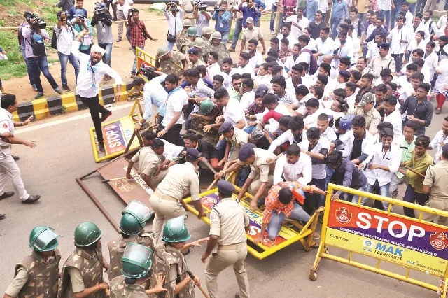 ରାଜମହଲ ଛକରେ ପୁଲିସ ସହ ଧସ୍ତାଧସ୍ତି