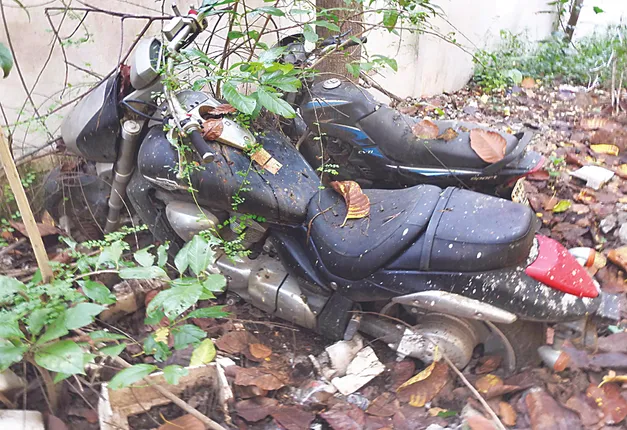 ଖତ ଖାଉଛି ଚିଟ୍‌ଫଣ୍ଡ ମାଲିକଙ୍କ ଦାମୀ ଗାଡ଼ି