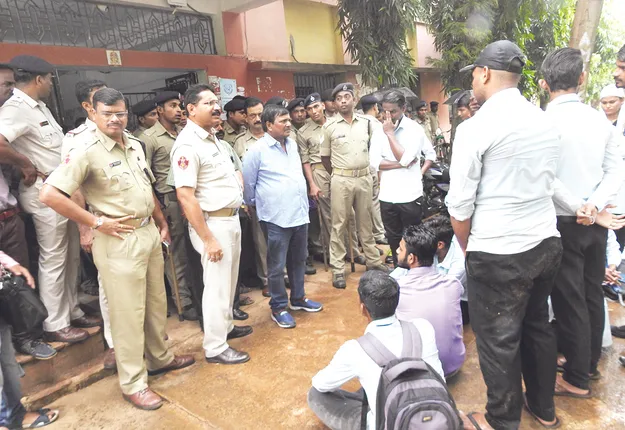 ବଢ଼ୁଛି କ୍ୟାମ୍ପସ୍‌ ହିଂସା, ଏପର୍ଯ୍ୟନ୍ତ ଗଣ୍ଡଗୋଳରେ ଆହତ ହେଲେଣି ୧୫ ଛାତ୍ର