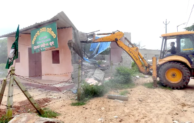 ସମ୍ବାଦ ପ୍ରଭାବ: ଭାଙ୍ଗିଲା ୪ ଘର, ଖାଲି ହେଲା ୪୫୦୦ ବର୍ଗଫୁଟ ଜମି