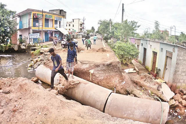 ରାସ୍ତା ଖୋଳିଦେଲେ, ପୋତିବାକୁ ଭୁଲିଗଲେ