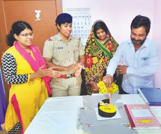 ଥାନା ଭିତରେ ସ୍ୱାମୀଙ୍କ ଜନ୍ମଦିନ ପାଳିଲେ ମହିଳା