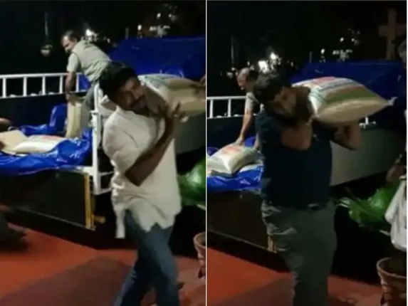 କେରଳର ବନ୍ୟା ପୀଡ଼ିତଙ୍କୁ ସାହାଯ୍ୟ କରିବାକୁ ଯାଇ ଟ୍ରକ୍‌ରୁ କାନ୍ଧରେ ଚାଉଳ ବସ୍ତା ବୋହିଲେ ଦୁଇ ଆଇଏଏସ୍‌ ଅଫିସର, ଫଟୋ ହେଲା ଭାଇରାଲ