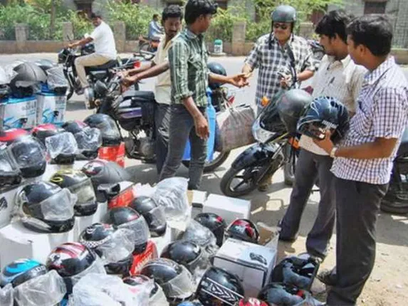 ଏଣିକି ଆଇଏସ୍‌ଆଇ ମାର୍କ ନଥିବା ହେଲମେଟ୍‌ ବିକ୍ରି କରୁଥିବା କମ୍ପାନି ଓ ବ୍ୟବସାୟୀଙ୍କଠାରୁ ଆଦାୟ ହେବ ଜରିମାନା, ଚାଳକ ବି ପାଇ ପାରନ୍ତି ଦଣ୍ଡ
