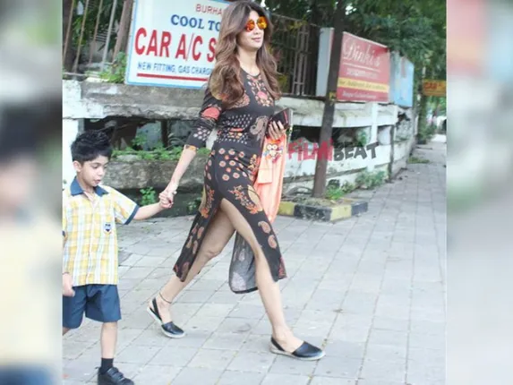 ପ୍ୟାଣ୍ଟ ନ ପିନ୍ଧି ପୁଅକୁ ଧରି ବୁଲି ବାହାରିଥିଲେ ଶିଳ୍ପା ସେଟ୍ଟୀ, ଫଟୋ ଭାଇରାଲ ପରେ ହେଲେ ଟ୍ରୋଲ୍‌