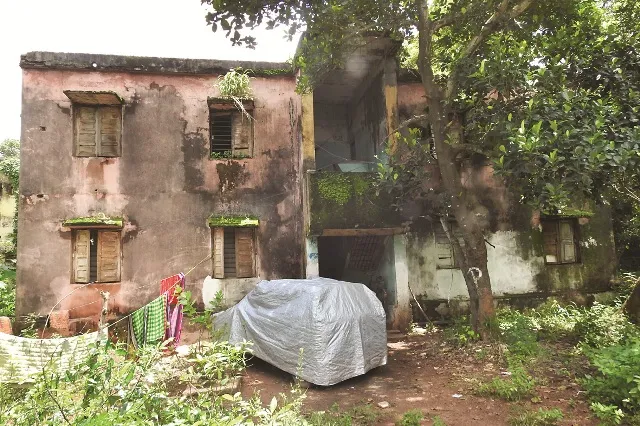 କ୍ୱାର୍ଟର୍ସ ନା ଭୂତକୋଠି! : ଶିକ୍ଷକ, କର୍ମଚାରୀଙ୍କୁ ମିଳୁନି ଘର, ଖର୍ଚ୍ଚ ହେଉନି ମରାମତି ପାଇଁ ଆସିଥିବା ଟଙ୍କା