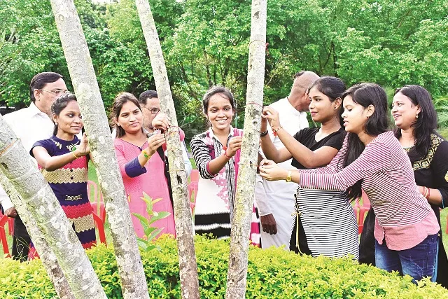 ପରିବେଶ ସୁରକ୍ଷା ବାର୍ତା: ଗଛରେ ବାନ୍ଧିଲେ ରାକ୍ଷୀ