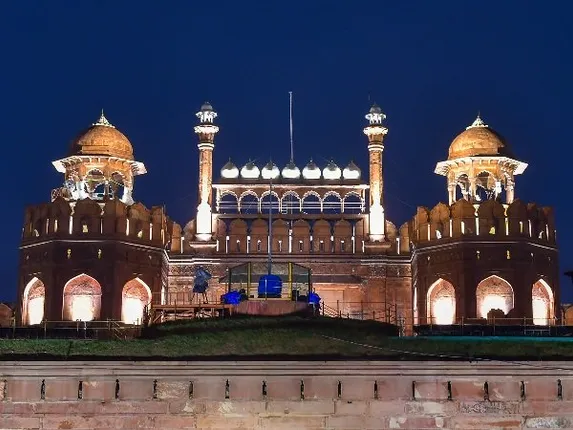 ଆସୁଛି ସ୍ୱାଧୀନତା ଦିବସ;  ୨୫୦୦ରୁ ଊର୍ଧ୍ୱ ଲ୍ୟାମ୍ପ ଲାଗି ସଜ ହେଲା ଲାଲ କିଲ୍ଲା