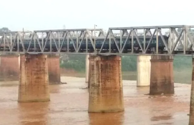 ରାଉରକେଲା: ଟ୍ରେନ୍‌ରେ କଟି ନଦୀକୁ ଖସିପଡ଼ିଲେ ୩ କାଉଡ଼ିଆ