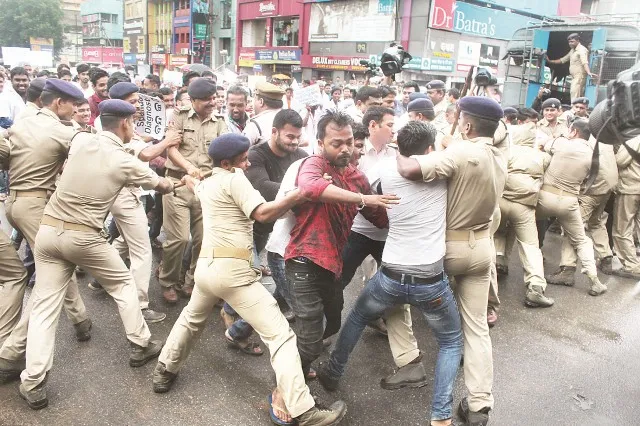 ସ୍ୱାସ୍ଥ୍ୟମନ୍ତ୍ରୀଙ୍କ ବାସଭବନ ଘେରାଉ ଉଦ୍ୟମ : ପୁଲିସ-ଛାତ୍ର କଂଗ୍ରେସ ଧସ୍ତାଧସ୍ତି