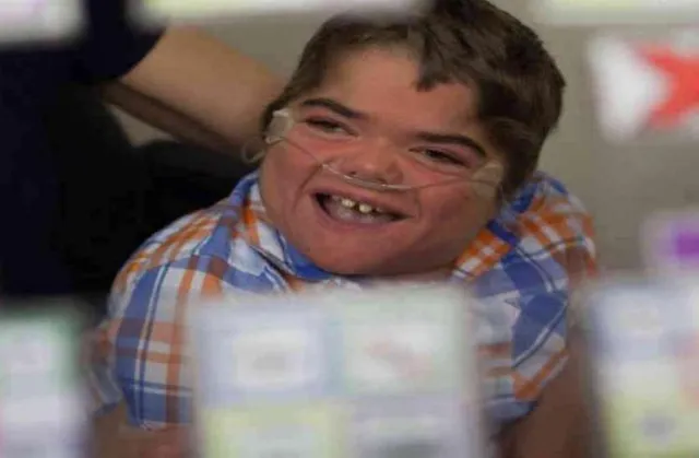 ୧୨ବର୍ଷର ଏହି ଶିଶୁ ହାତରେ ନୁହେଁ ବରଂ ନିଜ  ଆଖିରେ ଲେଖିଲା ପୂରା ପୁସ୍ତକ !