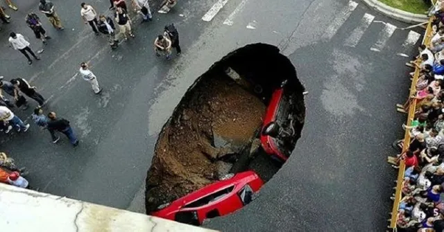 ଅତ୍ୟଧିକ ବର୍ଷା ହେତୁ ରାସ୍ତାରେ ସୃଷ୍ଟି ହୋଇଗଲା ବିରାଟ ଗାତ, କିଛି ଜାଣିବା ପୂର୍ବରୁ ଗାତରେ ଫସିଗଲା ଦୁଇଟି କାର୍‌,ଦେଖନ୍ତୁ ସେ ସମୟର ଫଟୋ