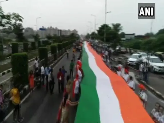 ସୁରଟ୍‌ରେ ୧୧୦୦ମିଟର ଦୀର୍ଘ  ତ୍ରିରଙ୍ଗା ଧରି ବାହାରିଲା ସ୍ୱାଧୀନତା ଯାତ୍ରା; ଏହି ଅଭିନବ ପ୍ରୟାସ ମନମୋହିଲା