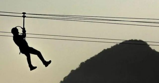 ଅତ୍ୟଧିକ ବର୍ଷାରେ ବନ୍ଧ ଭାଙ୍ଗିଯିବାରୁ ପିଲାଙ୍କୁ ପଢ଼ାଇବା ପାଇଁ ବିପଦ ସଙ୍କୁଳ ଅବସ୍ଥାରେ ଦୌଡ଼ିରେ ଝୁଲି ଝୁଲି ନଦୀ ପାର ହେଲେ ଶିକ୍ଷକ,ଦେଖନ୍ତୁ ଭିଡ଼ିଓ