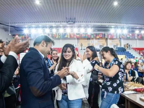 ମ୍ୟାଚ୍‌ ଚାଲିଥିବା ସମୟରେ କଲମ୍ବିଆର ଚେସ୍‌ ଷ୍ଟାରଙ୍କୁ ବିବାହ ପ୍ରସ୍ତାବ ଦେଲେ ଭାରତୀୟ ସାମ୍ବାଦିକ, ଭାଇରାଲ ହେଲା ଫଟୋ