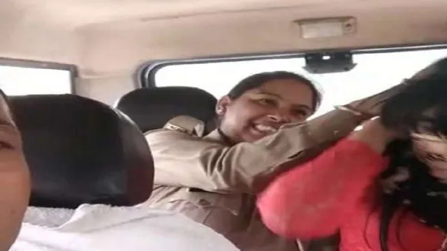 ପୁଲିସ୍‌ ଗାଡ଼ି ଭିତରେ ଯୁବତୀଙ୍କୁ ମାଡ଼ ମାରିବା ମହଙ୍ଗା ପଡ଼ିଲା: ଭିଡିଓ ଭାଇରାଲ ହେବା ପରେ କାର୍ଯ୍ୟରୁ ନିଲମ୍ବିତ ହେଲେ ୩ ପୁଲିସ୍‌ କର୍ମଚାରୀ