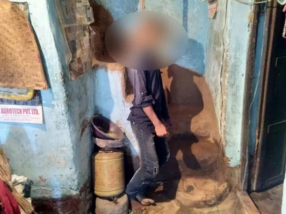 ନାବାଳକର ଝୁଲନ୍ତା ଶବ ଉଦ୍ଧାର : ହତ୍ୟା ଅଭିଯୋଗ ଆଣିଲେ ପରିବାର, ତଦନ୍ତ ଦାବିରେ ରାସ୍ତାରୋକ, ପୁଲିସ୍‌ ଗାଡ଼ି ଭଙ୍ଗାରୁଜା