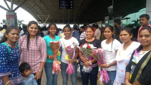 ବାହୁଡ଼ିଲେ ୪ ସୁନାଝିଅ