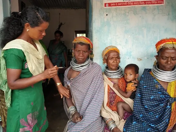 ବଣ୍ଡାଘାଟିର ମଦର ଟେରେସା : ବଣ୍ଡା ଯୁବତୀଙ୍କ ନିଆରା ସେବା, ବିନାମୂଲ୍ୟରେ ରୋଗୀ ଚିକିତ୍ସା