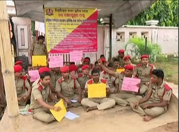 ଦାବି ମାନିଲେ ସରକାର: ଅଗ୍ନିଶମ କର୍ମଚାରୀଙ୍କ ଆନ୍ଦୋଳନ ପ୍ରତ୍ୟାହୃତ