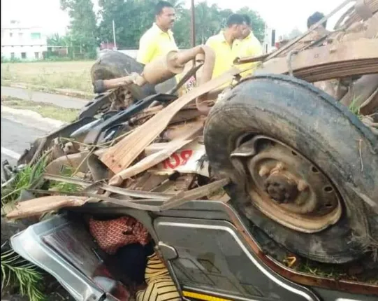 ଆନନ୍ଦପୁର: ଓଲଟି ପଡ଼ିଲା ଚୋରାକାଠ ବୋଝେଇ ବୋଲେରୋ , ଡ୍ରାଇଭର ମୃତ,ହେଲ୍ପର ଗୁରତର