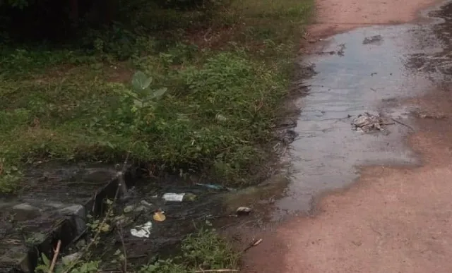 ରାସ୍ତାରେ ଲହଡ଼ି ମାରୁଛି ପାଇଖାନା ପାଣି