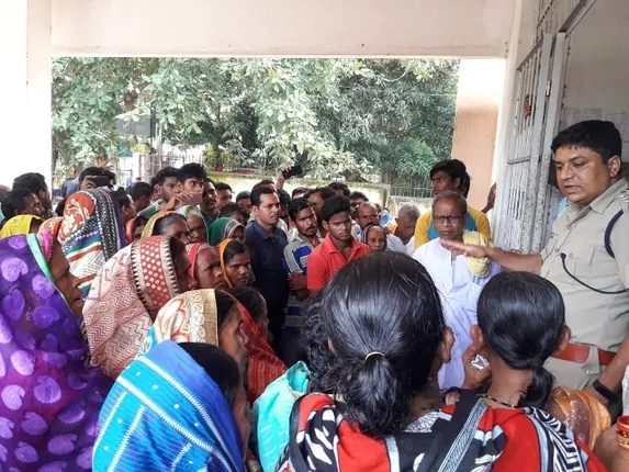 ଅଭିଯୁକ୍ତଙ୍କୁ ଗିରଫ ଦାବିରେ ଥାନା ଘେରିଲେ ନୂଆଗାଁ ଗ୍ରାମବାସୀ