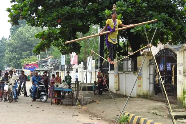 ପେଟ ପାଇଁ ନାଟ: ରାଜଧାନୀ ରାସ୍ତାକଡ଼ରେ ଦଉଡ଼ି ଖିଅରେ ‘ବାଉଁଶରାଣୀ’ (ଫଟୋ-ବିଭୂତି)