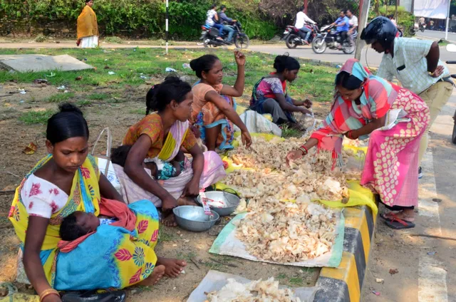 ସମ୍ବଲପୁର: ମହିଳାମାନେ ରାସ୍ତାକଡ଼ରେ ବିକୁଛନ୍ତି ବାଉଁଶ ଛତୁ। (ଫଟୋ: ନରେଶ)