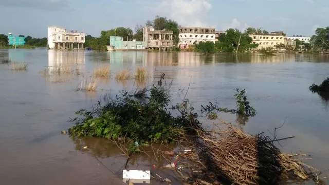 ସହର ତଳିଆ ଅଞ୍ଚଳରେ ବନ୍ୟା ଜଳ। (ଫଟୋ: ମନୋଜ, ବାଲେଶ୍ୱର)