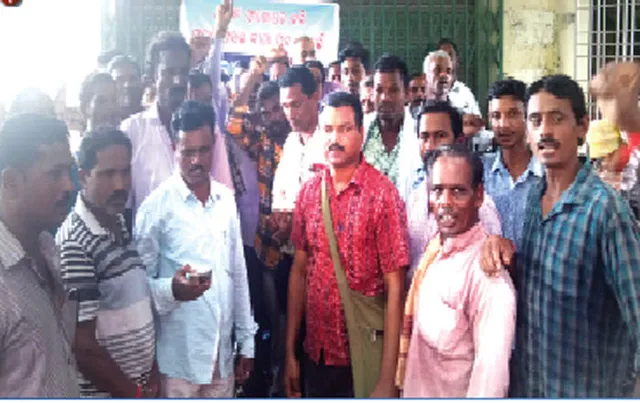 ସଂପୂର୍ଣ୍ଣ ବୀମା ରାଶି ପ୍ରଦାନ ଦାବି:ଭେଡେନ୍‌ ପେକ୍ସ ଓ ବ୍ୟାଙ୍କରେ ତାଲା ପକାଇଲେ ଚାଷୀ