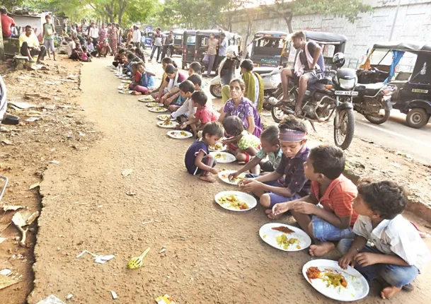 କଳିଙ୍ଗ ଷ୍ଟାଡିୟମ ନିକଟରେ ବସ୍ତି ଉଚ୍ଛେଦ ବେଳେ ପିଲାମାନେ ରାସ୍ତାରେ ବସି ଖାଦ୍ୟ ଖାଉଛନ୍ତି।