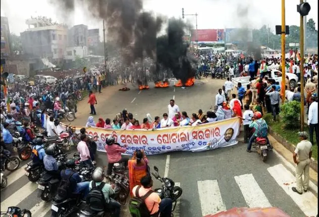 ପେଟ୍ରୋଲ ଦର ବୃଦ୍ଧି ପ୍ରତିବାଦରେ କଂଗ୍ରେସର କଟକ- ଭୁବନେଶ୍ୱର ଜାତୀୟ ରାଜପଥ ଅବରୋଧ