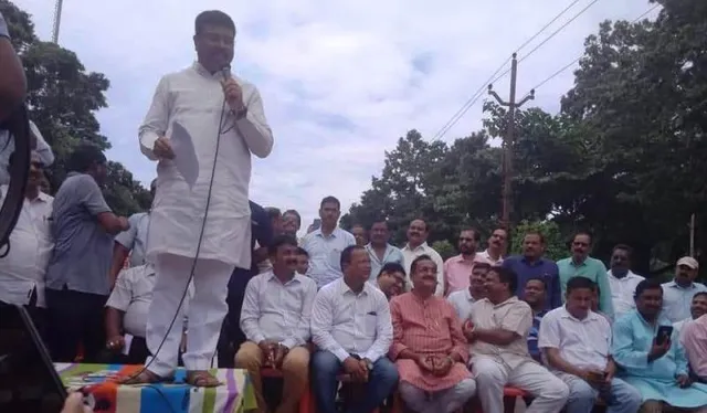 ଆନ୍ଦୋଳନରତ ଶିକ୍ଷକଙ୍କୁ ସମର୍ଥନ ଜଣାଇଲେ ଧର୍ମେନ୍ଦ୍ର ; କହିଲେ, ରାଜସ୍ୱ ୭ ହଜାର କୋଟିରେ ପହଞ୍ଚିଛି, ହେଲେ ସରକାର ଶିକ୍ଷକଙ୍କ ଦାବି ମାନୁ ନାହାନ୍ତି କାହିଁକି ?