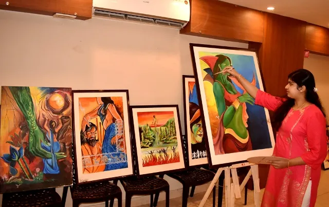 କଳାର ପୂଜାରୀ ରାଜନନ୍ଦିନୀ : ସେବାୟତ କୂଳରେ ଜନ୍ମଗ୍ରହଣ କରିଥିବା ପୁରୀ ହରଚଣ୍ଡି ସାହିର ରାଜନନ୍ଦିନୀ ନିଜର ଏକ ଚିତ୍ରକଳା ସହ