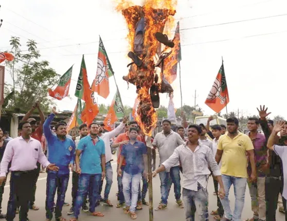 ମହିଳାମାନଙ୍କ ସଂପର୍କରେ ଆପତ୍ତିଜନକ ମନ୍ତବ୍ୟ ଦେବା ଅଭିଯୋଗରେ ବିଜେପି ଲିଙ୍ଗରାଜ ଯୁବମୋର୍ଚ୍ଚା ପକ୍ଷରୁ ପଳାସପଲ୍ଲୀ ଛକଠାରେ ମନ୍ତ୍ରୀ ପ୍ରଦୀପ ମହାରଥୀଙ୍କ କୁଶପୁତ୍ତଳିକା ଦାହ