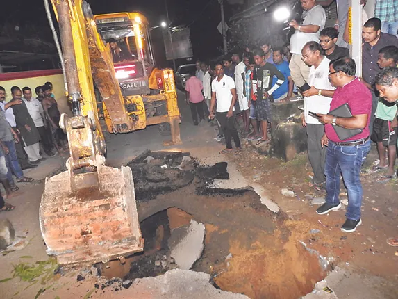 ସାବଧାନ! ଧସିଲା ରାସ୍ତା, ହେଲା ସୁଡ଼ଙ୍ଗ