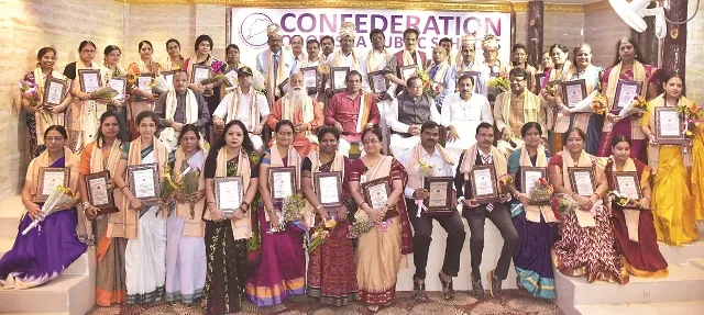 ଘରୋଇ ସ୍କୁଲ୍‌ର ଶ୍ରେଷ୍ଠ ଶିକ୍ଷକଙ୍କୁ ସମ୍ବର୍ଧନା