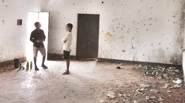 ସ୍କୁଲ କ୍ୟାମ୍ପସ୍‌ ପାଲଟିଛି ଓପନ୍‌ ବାର୍‌