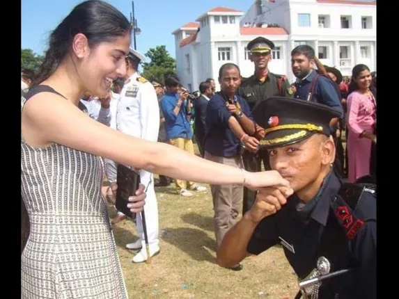 ପରେଡ଼୍‍ ସେରିମୋନିରେ ପ୍ରେମ ନିବେଦନ କଲେ ଆର୍ମି ଅଫିସର, ଆଣ୍ଠେଇବା ସହ ପ୍ରେମିକାକୁ ଦେଲେ ବିବାହ ପ୍ରସ୍ତାବ, ଫଟୋ ହେଲା ଭାଇରାଲ