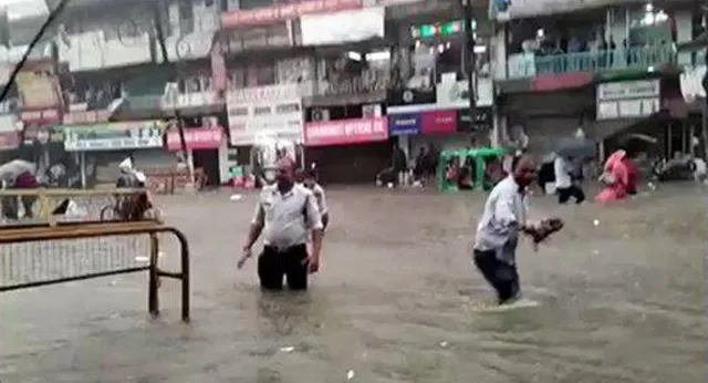 ଲଗାଣ ବର୍ଷାକୁ ଖାତିର ନ କରି ଆଣ୍ଠୁଏ ପାଣିରେ ଠିଆ ହୋଇ ଡ୍ୟୁଟି କଲେ ଟ୍ରାଫିକ୍‌ ପୁଲିସ, ଭିଡିିଓ ଭାଇରାଲ ପରେ ଛୁଟିଲା ପ୍ରଶଂସାର ସୁଅ