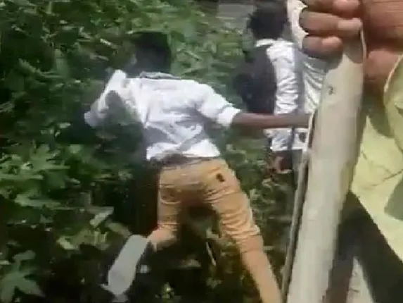 ଚଳନ୍ତା ଟ୍ରେନ୍‌ରେ ପୁଣି ବିପଦପୂର୍ଣ୍ଣ ଷ୍ଟଣ୍ଟ ଦେଖାଇଲା ନାବାଳକ, ତିଳେ ମାତ୍ର ଅସାବଧାନତା ଜୀବନ ନେଇ ଯାଇ ଥାଆନ୍ତା